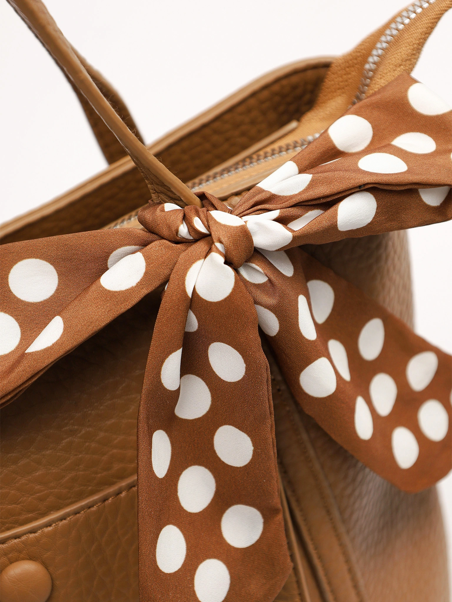 Сумка-тоут с карманом на кнопке и декоративным платком в ассортименте